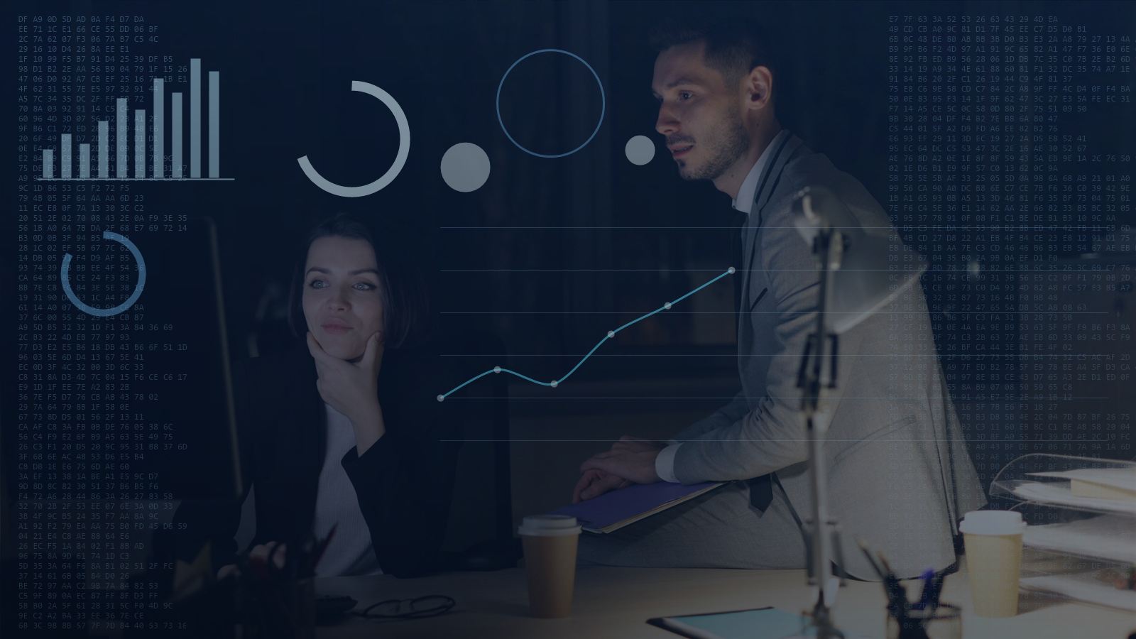 Team analysiert Finanzdaten am Abend
