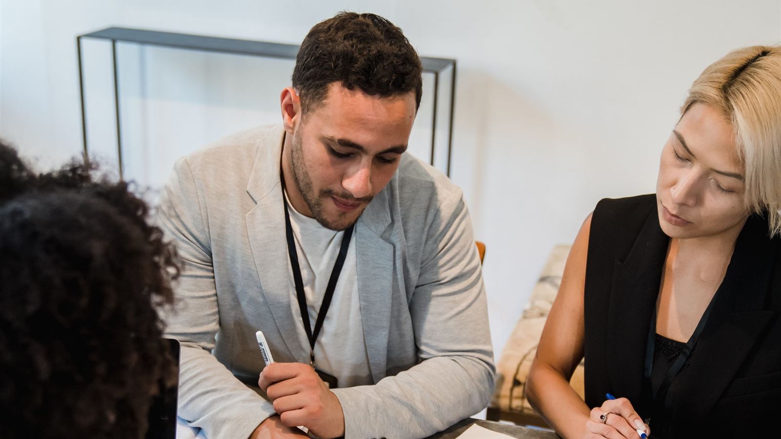 Team arbeitet gemeinsam an Unterlagen